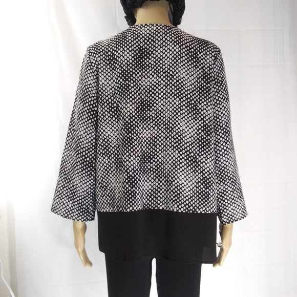 GREY & GRAY Geometric Polka Dot Black Lower Band Pleated V-neck Crepe Top NWT M - Picture 7 of 7